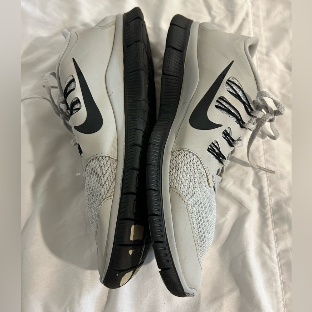 Nike Free 5.0 mens size 11.5 white and black shoes. - Picture 6 of 9